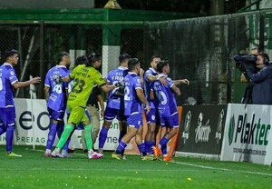 Festejo de la V Azulada en el cierre del capítulo 12