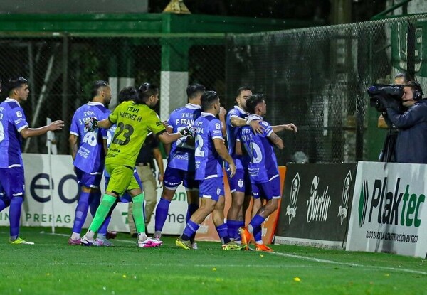 Festejo de la V Azulada en el cierre del capítulo 12