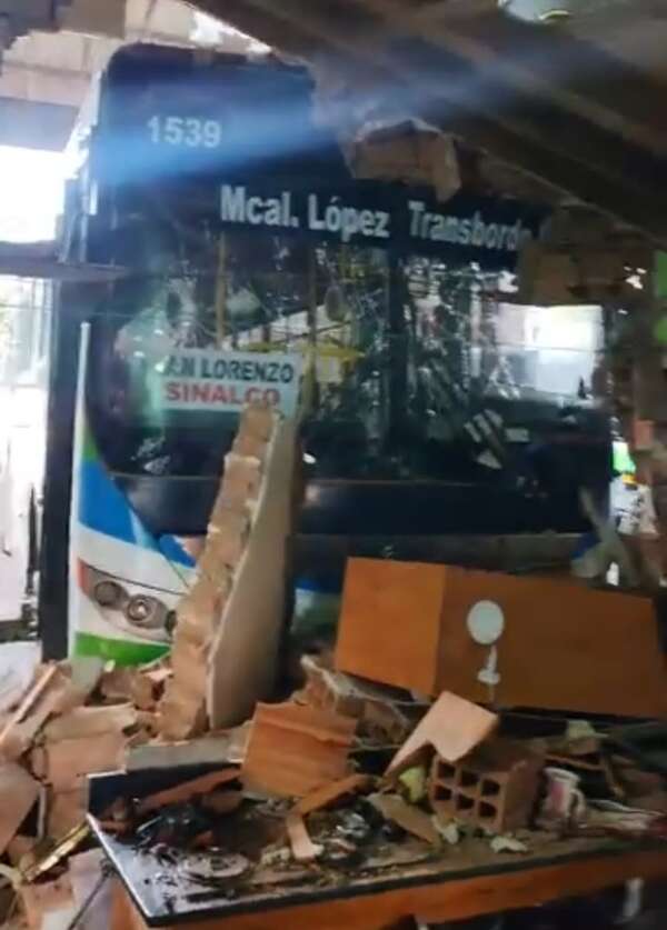Ómnibus choca contra una casa en San Lorenzo y deja a una mujer grave - Nacionales - ABC Color