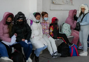 Rescatan a 229 migrantes, incluidos 17 menores, dentro de un tráiler en Veracruz, México