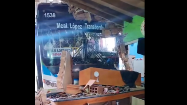 Micro chocó contra una casa en San Lorenzo: Olvidó su toalla y se salvó de milagro