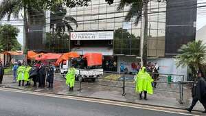 Adultos mayores siguen protestando frente al MDS: pasaron la noche bajo la tormenta - Nacionales - ABC Color