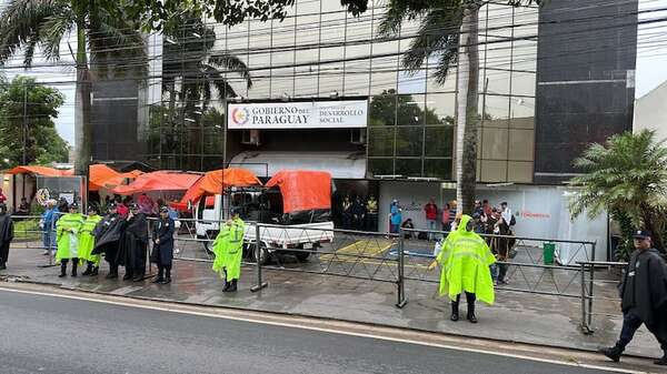Adultos mayores siguen protestando frente al MDS: pasaron la noche bajo la tormenta - Nacionales - ABC Color