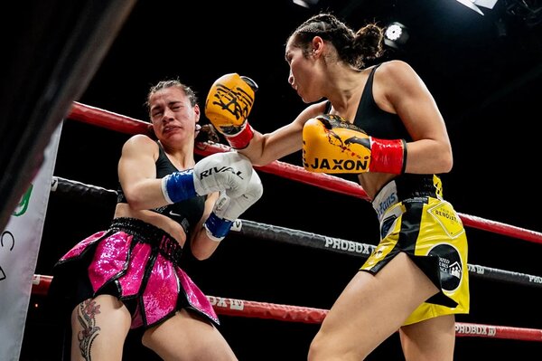 Joven boxeadora fue inducida al coma tras impactante nocaut en California | Unicanal