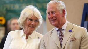 La reina Camila dice que Carlos III "está muy bien"