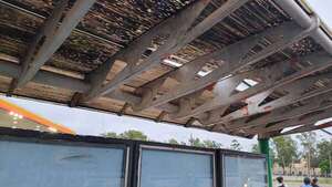 Falta de refugios ante lluvias y calor extremo: el calvario de pasajeros en Mariano Roque Alonso - Nacionales - ABC Color