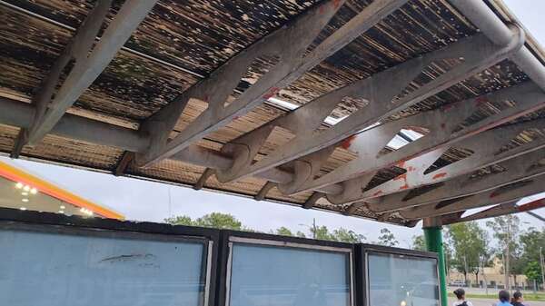 Falta de refugios ante lluvias y calor extremo: el calvario de pasajeros en Mariano Roque Alonso - Nacionales - ABC Color