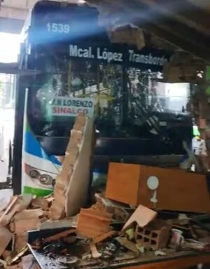 Colectivo impacta contra una vivienda en San Lorenzo y deja a una mujer en estado delicado