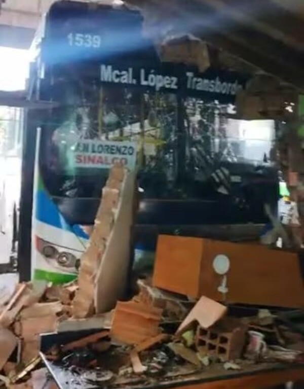 Colectivo impacta contra una vivienda en San Lorenzo y deja a una mujer en estado delicado