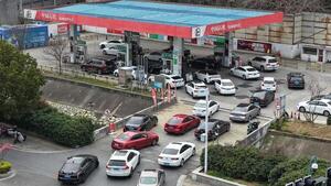 Largas filas de vehículos ante inminente suba de precios de combustibles en China