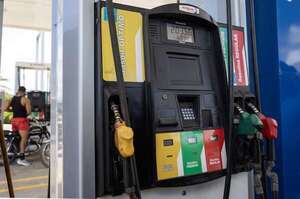 AUDIO: Experto explica por qué el precio del combustible sube rápido, pero tarda en bajar - La Primera Mañana - ABC Color