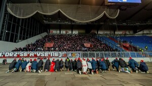 Investigan a 40 jugadores y árbitros por supuesto amaño de apuestas en el fútbol checo