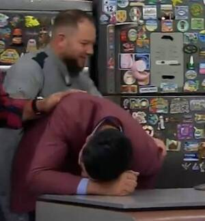 [VIDEO] Chiche Corte se cayó ¡chiplé! en pleno programa