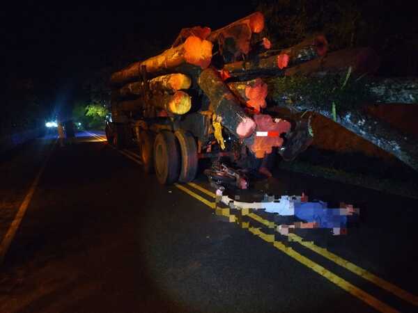 Popular / Motoca falleció tras impactar contra camión que transportaba rollos de madera