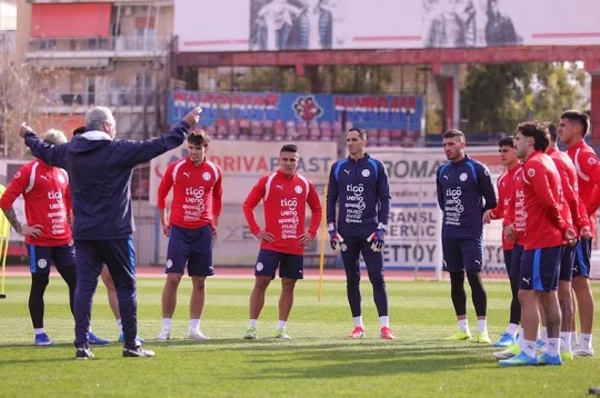 Albirroja entrena en Atenas previo a amistoso con Grecia