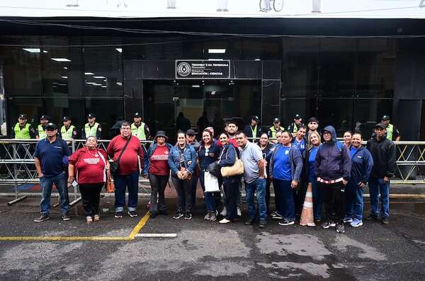 “¿Mami, cuándo nos llegan los kits?”: MEC sigue fallando a miles de estudiantes - Nacionales - ABC Color