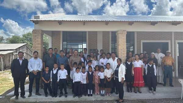 Habilitan dos aulas en comunidad del Chaco que hace 50 años lucha por legalizar tierras - Noticias del Chaco - ABC Color
