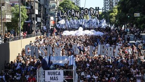 Una multitud sale a las calles en Argentina para conmemorar 50 aniversario de la dictadura