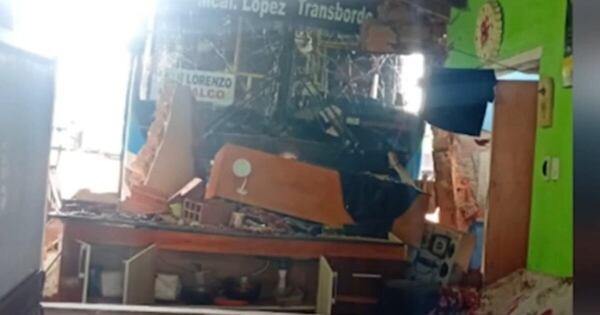 Diario HOY | Colectivo sin frenos choca contra vivienda y deja herida a su propietaria en San Lorenzo