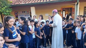 Obispo de Caacupé sorprende jugando rayuela con alumnos