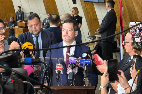 Latorre pide poner fin a privilegios y abusos en la función pública - El Trueno