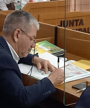 ¡Vergonzoso! Alcibíades Quiñonez firmando cheques de la cooperativa en plena sesión de la Junta - San Lorenzo Hoy