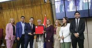 La Nación / Cámara de Diputados entrega “Orden Nacional al Mérito Comuneros” a cantautora Teresa Parodi