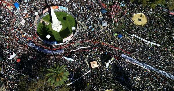 La Nación / Decenas de miles marchan contra del olvido a 50 años del golpe en Argentina