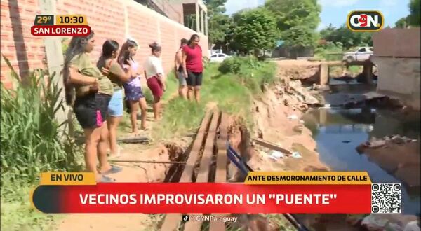 Pobladores improvisan paso peatonal tras derrumbe de calle en zona limítrofe entre San Lorenzo y Luque