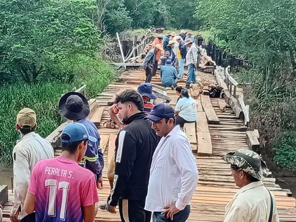 Ante el abandono estatal, pobladores reconstruyen puente sobre el río Pirapó - Nacionales - ABC Color