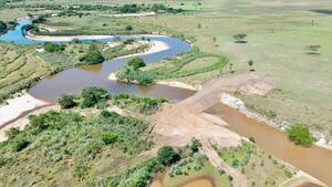 Intervienen estancia por muro que pone en riesgo arroyo Yabebyry