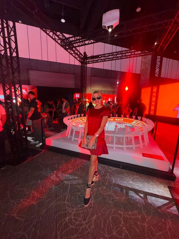 Popular / "Es un sueño de niña hecho realidad", dijo Gi Britos, con el símbolo más emblemático del fútbol!