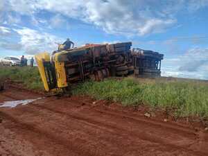 Accidente en la Ruta PY18: Vuelco de camión deja un herido y cuantiosos daños