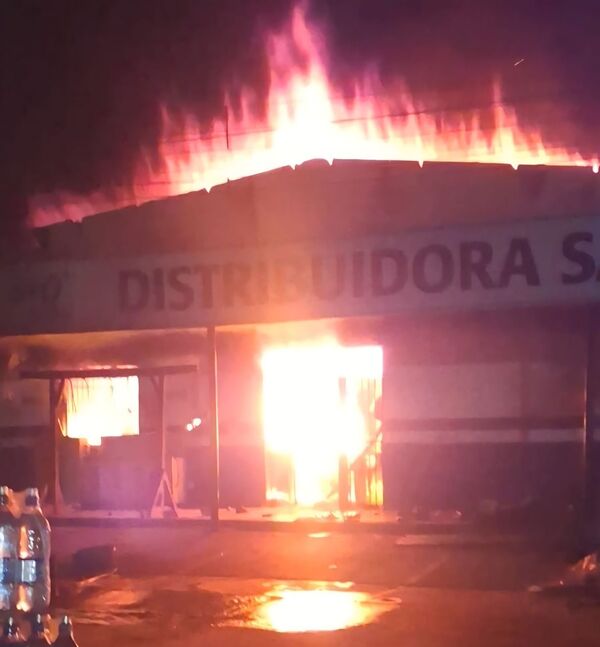 Incendio arrasa depósito de local comercial en Sgto. José Félix López - Concepción al Día