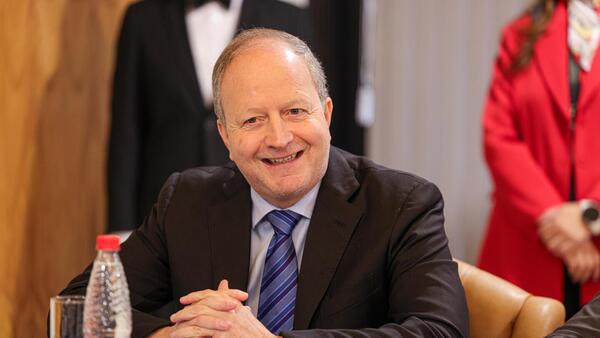 Farmacéuticas insisten que Gobierno debe cubrir intereses de la deuda