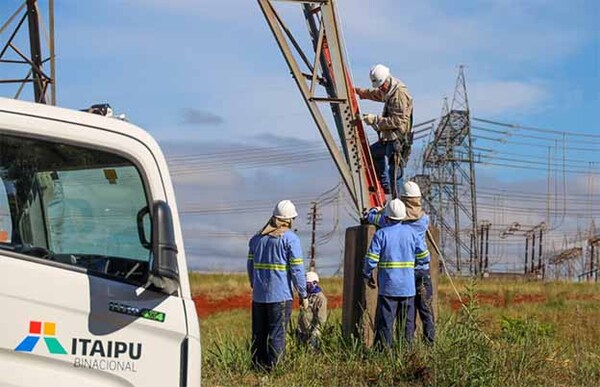 Técnicos de Itaipú se capacitan en mantenimiento de líneas de transmisión | DIARIO PRIMERA PLANA