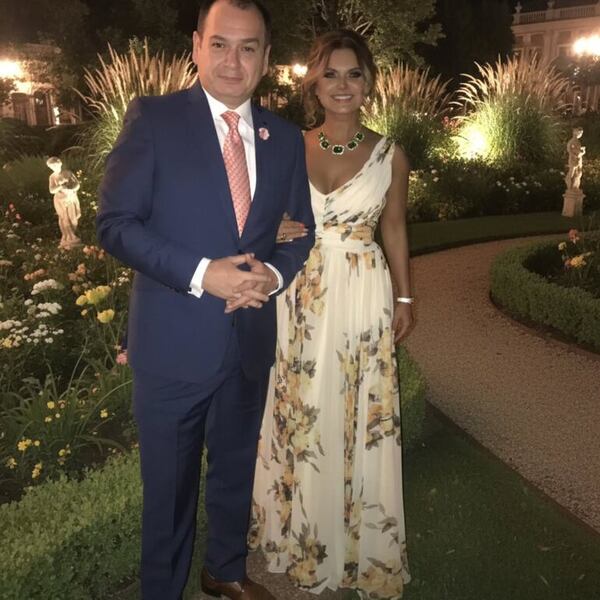 Carlos Troche y la emotiva dedicatoria a su esposa cumpleañera: “Quien hace que nuestro mundo sea mejor” - Gente - ABC Color