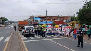 Padres de tres escuelas de Ñemby cierran media calzada de la ruta PY01 en reclamo de kits escolares - Nacionales - ABC Color