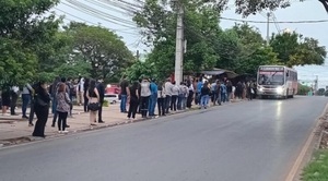 Reguladas y buses llenos: el calvario que pasan los pasajeros día a día