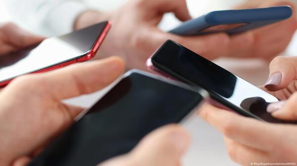 Redes sociales afectan bienestar juvenil, revela estudio global