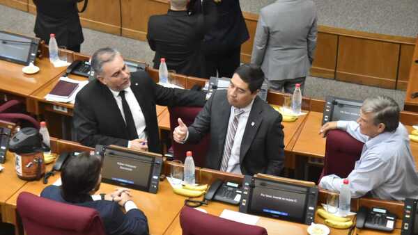 Cuestionan economía de guerra y apuntan a tijerazos de gastos superfluos