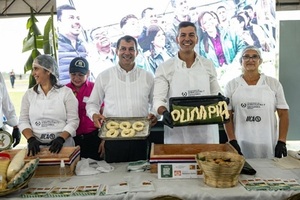 Peña hace chipa con alusión a Olimpia en feria del MAG