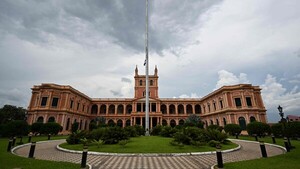 Paraguay vive para sostener su deuda, pero urge mirar a largo plazo, afirma Serafini