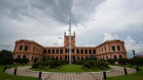 Paraguay vive para sostener su deuda, pero urge mirar a largo plazo, afirma Serafini