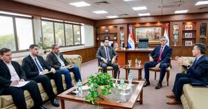 Diario HOY | Clave reunión entre intendente y ministro para formalizar a MiPymes en Asunción