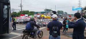Destituyen a comisario tras manifestación de padres por falta de kit escolar en Ñemby - Policiales - ABC Color
