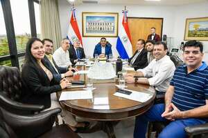 Diputados: El “almuerzo” y Ley del “ñembotavy” gana sobre intención de recortar beneficios  - Política - ABC Color