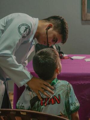 De los caminos rurales al quirófano: El joven de Curupicay que cumplió el sueño de ser cirujano