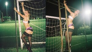 La cantante Addison Rae peló su cuerazo en una canchita de Paraguay