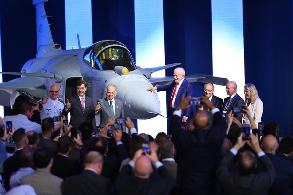 Brasil presenta su primer avión de combate supersónico ensamblado localmente